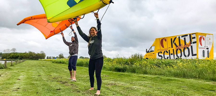 Wingfoil KBC Hindeloopen Pays-Bas - kitesurfeurs avec aile au spot de kite Hindeloopen