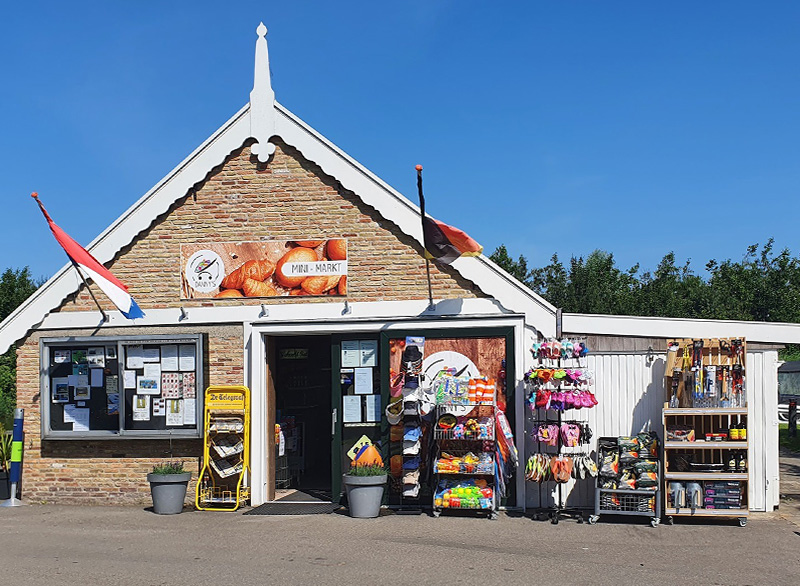 Minimarkt op Camping Hindeloopen aan het Ijsselmeer: winkel met broodjes en eten voor hongerige kitesurfers