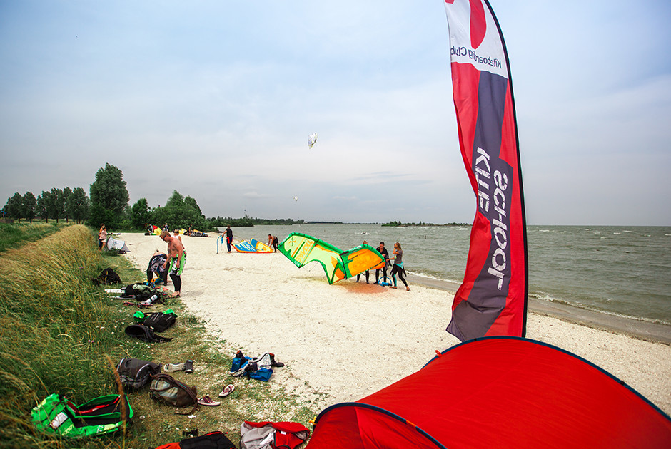 Het kitestrand in Hindeloopen Nederland waar KBC lesgeeft [KBC Hindeloopen — KBC Kitesurf Center Hindeloopen]