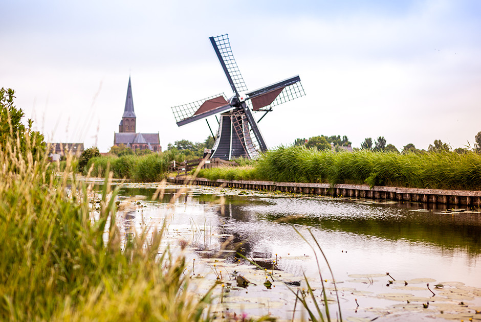 Traditionele Nederlandse windmolen aan het water bij KBC Kitesurf Center Hindeloopen kitesurflocatie
