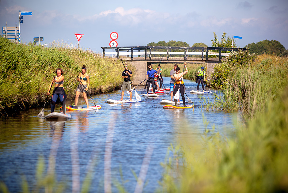 SUP door de grachten van Hindeloopen in Nederland [KBC Hindeloopen — KBC Kitesurf Center Hindeloopen, Hindeloopen, Nederland]