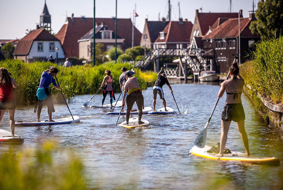 Stand-up paddleboard groep bij KBC Hindeloopen - watersport en kitesurfen in historisch Hindeloopen