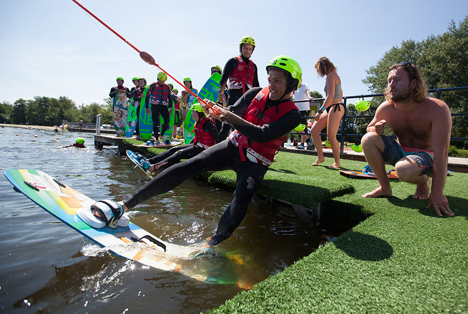 Kitesurfen leren bij Kiteboarding Club KBC Hindeloopen met cursisten die waterstarten oefenen in Nederland