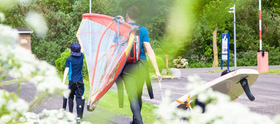 Crianças aprendem windsurf na KBC Hindeloopen Holland - Crianças com equipamento de windsurf durante treinamento de esportes 