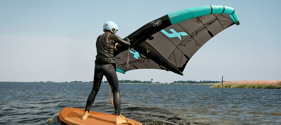 Formation Wingfoil Kids au KBC Hindeloopen Hollande - école de kite sur l'IJsselmeer avec équipement wingfoil