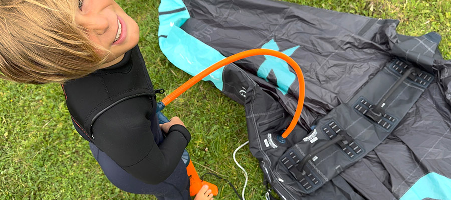 Entraînement Wingfoil Kids chez KBC Hindeloopen - Jeune athlète de sports nautiques avec équipement Wingfoil à la plage en Ho