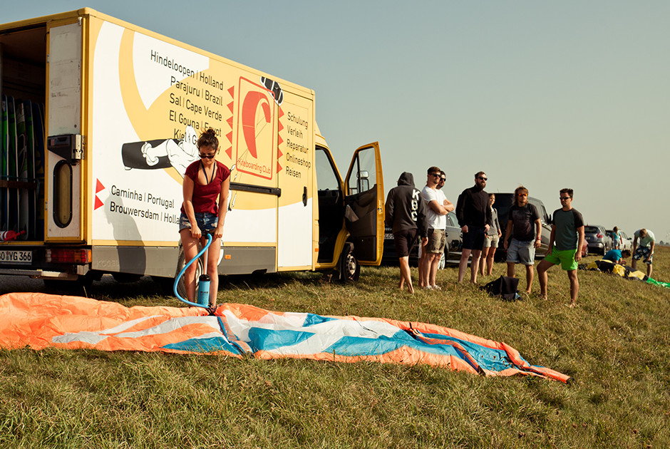 Materiaalbus kiteschool op de spot - Kiteboarding Club Hindeloopen Nederland IJsselmeer
