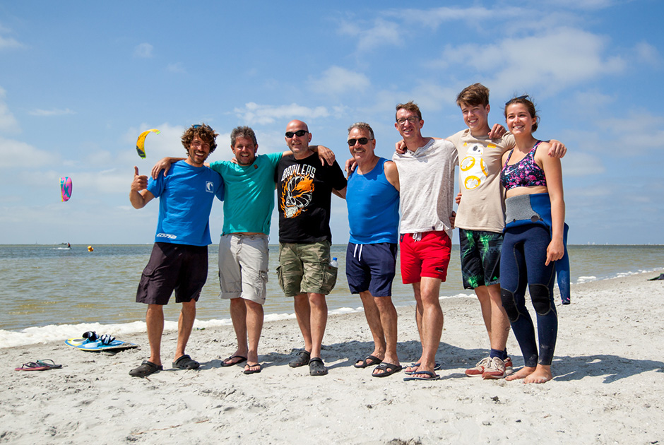 Kitestudenten van Duitse kiteschool aan het IJsselmeer in Nederland