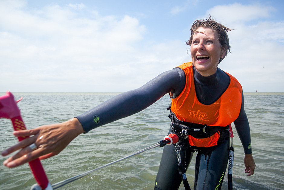 Kitesurfer trekt aan de bar in Hindeloopen aan het IJsselmeer
