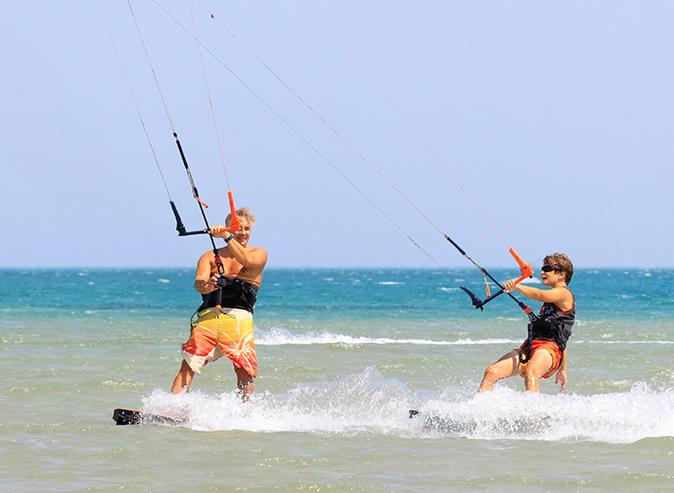 Kids kitesurfen in El Gouna: twee jonge kitesurfers met kiten in ondiep water bij de KBC World Kitesurfing Course