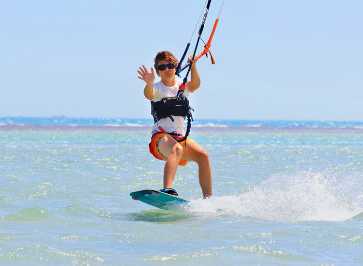 Kitesurfen voor kinderen bij KBC-kitescholen