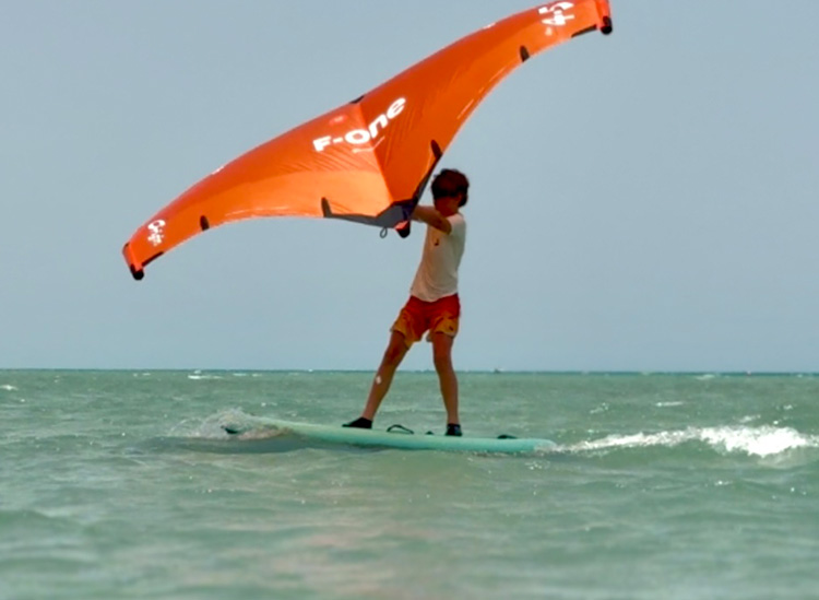 Curso Wingfoil para Crianças KBC Ras Soma Kiteboarding Desportos aquáticos Egito