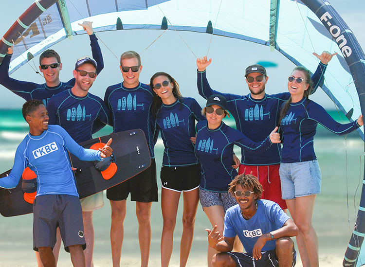 Community-evenementen voor kitesurfers en wingfoilers van alle niveaus – intensieve coaching en een gevarieerd programma op de mooiste KBC-locaties wereldwijd.