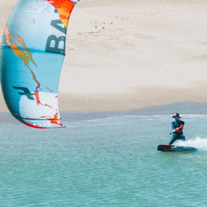 Kitesurfeur Lagoon en trip speed sur eaux turquoise à KBC New Spirit Dakhla centre kitesurf Maroc