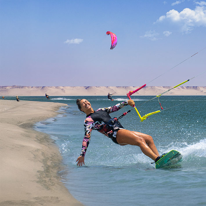Kitesurf avec Lagoon sur la plage de Dakhla au centre KBC New Spirit Dakhla, sports nautiques Maroc