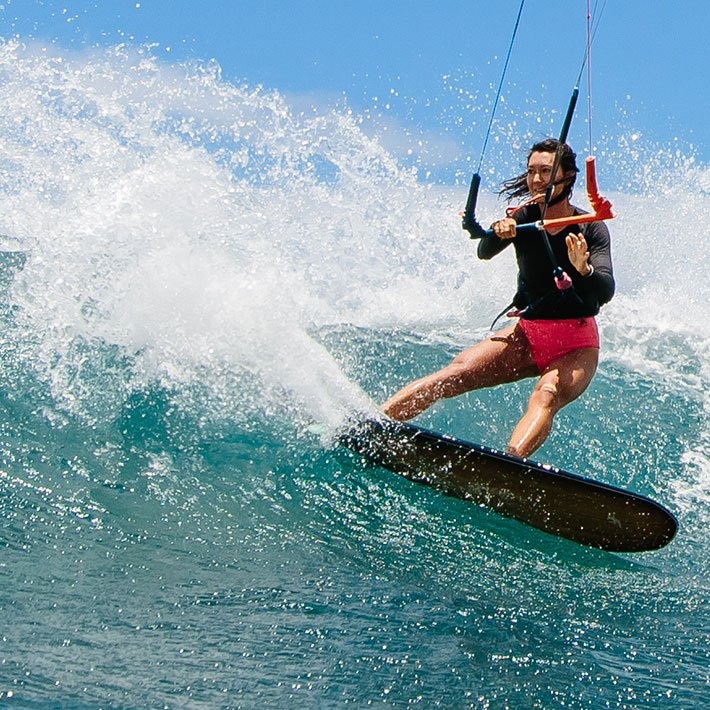 Lagoon Trip kitesurfeur créant splash spectaculaire sur eau turquoise - KBC New Spirit Dakhla centre Maroc