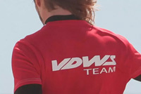 News draagt VDWS Team kitesurfing shirt - professionele kiteboarding instructeur voor watersport op strand