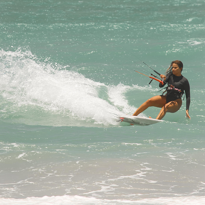 Kitesurfista nas ondas na praia do KBC Parajuru - esportes aquáticos kitesurf Brasil