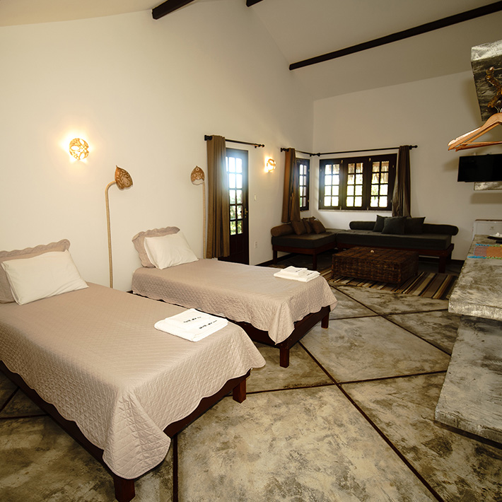 Acomodação espaçosa no Kiteboarding Club KBC Parajuru com camas de solteiro - Pousada Mare Alta kitesurf