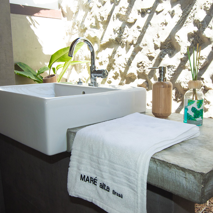 Banheiro moderno com pia da Pousada Mare Alta no KBC Parajuru centro de kitesurf, Ceará Brasil destino esportivo