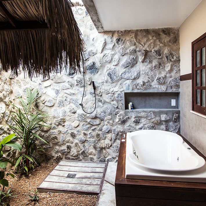 Banheiro de pedra com banheira na Pousada Mare Alta, KBC Parajuru centro kitesurf, Brasil destino kitesurf
