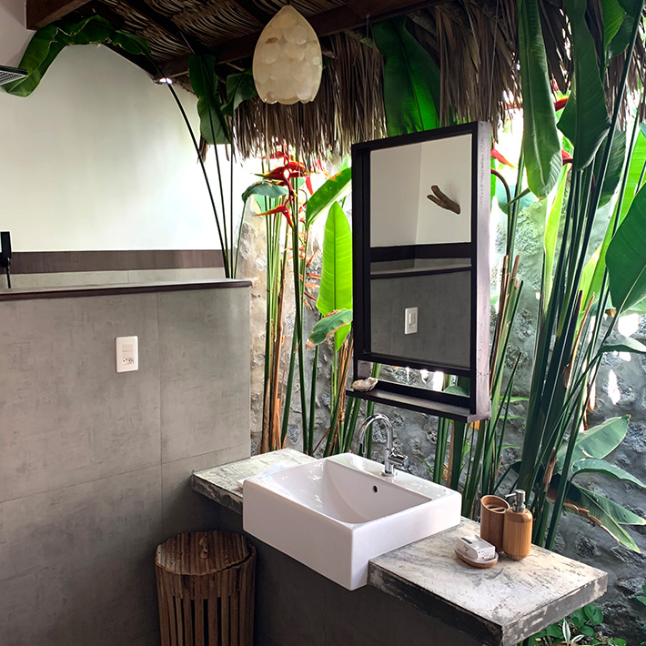 Banheiro tropical da Pousada Mare Alta no KBC Parajuru - acomodação premium para kitesurfistas no Ceará Brasil