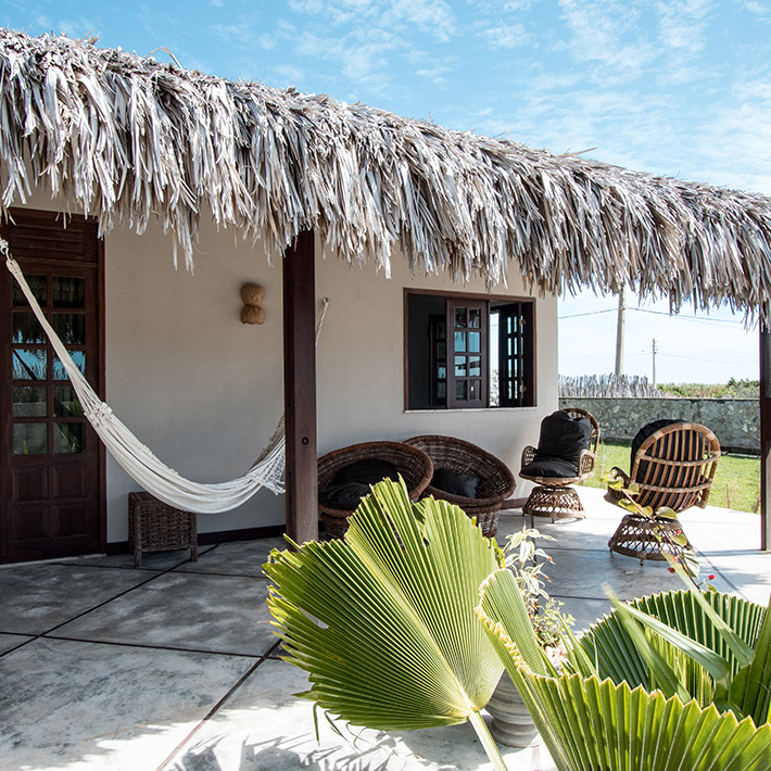 Área de relaxamento com rede e móveis de vime no KBC Parajuru centro kitesurf Brasil - Pousada Mare Alta Garden