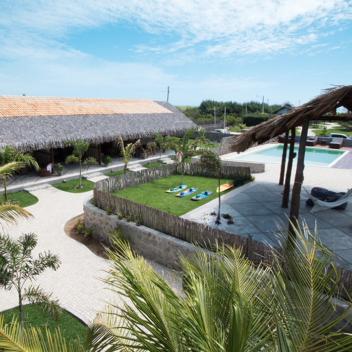 Pousada Mare Alta Garden no KBC Parajuru - resort tropical de kitesurf com piscina e palmeiras