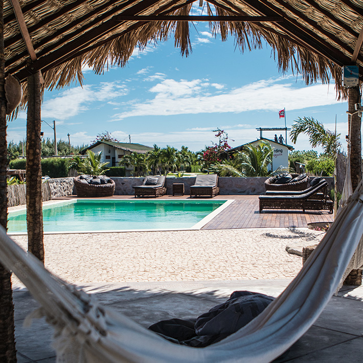 Área da piscina com rede no KBC Parajuru - Centro de kitesurf no Brasil para férias de esportes aquáticos