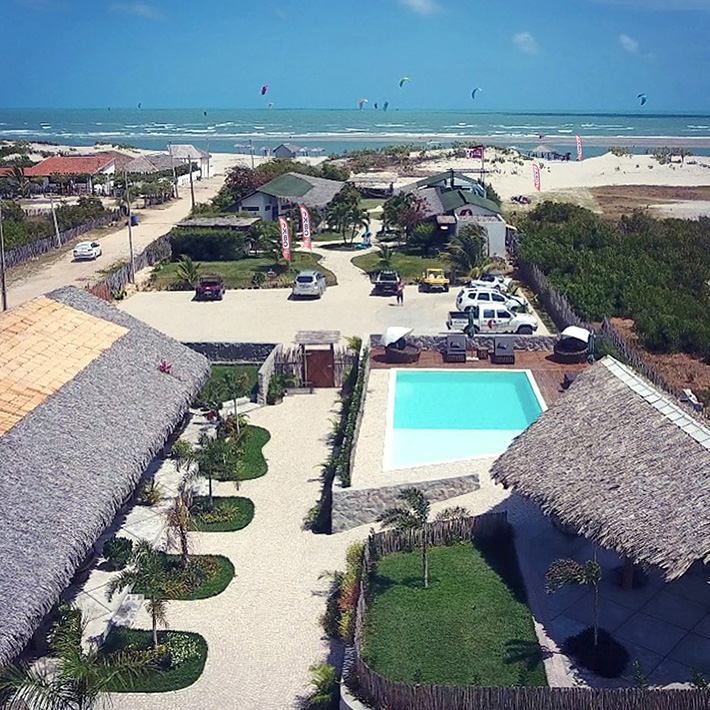 Vista aérea do KBC Parajuru centro de kitesurf com piscina, praia e kitesurf - BR Pousada Mare Alta