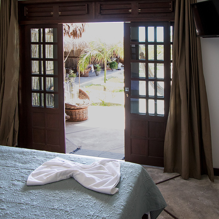 Quarto aconchegante com vista do terraço no KBC Parajuru - Pousada Mare Alta hospedagem kitesurf Brasil