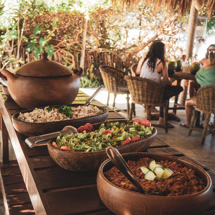 Buffet brasileiro tradicional com saladas frescas no KBC Parajuru - experiência gastronômica Girls Camp kitesurf