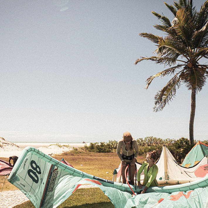 Acampamento kitesurfing mulheres Parajuru Brasil - KBC kiteboarding esportes aquáticos