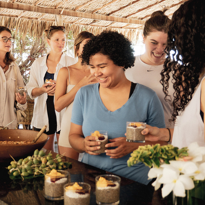 Garotas no camp aproveitando vitaminas sob teto de palha no KBC Parajuru centro kitesurf Brasil destino praia