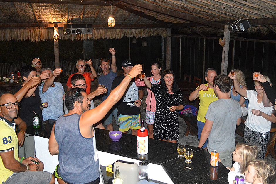 Comunidade kitesurf comemorando no bar KBC Kitesurf Center Parajuru - noite social em Parajuru, Ceará