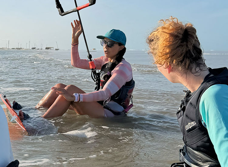 Kitesurfing beginner lessons with Luana Saunier on the beach of KBC Parajuru - Kiteboarding lessons for beginners in Ceará Br