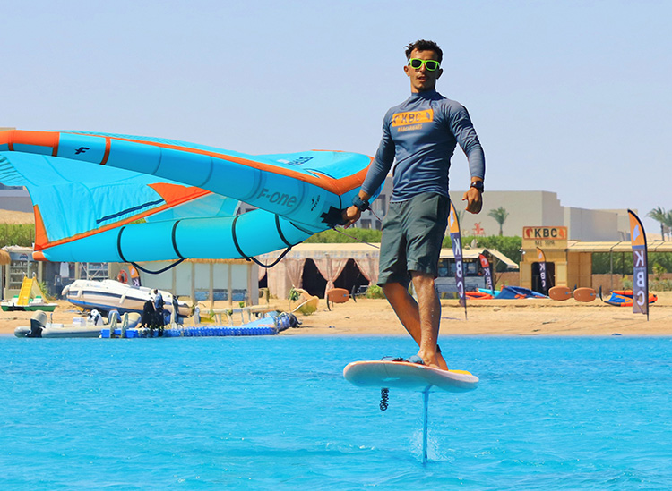 Ras praticando wingfoil básico no Mar Vermelho - centro de kitesurf KBC Ras Soma esportes aquáticos