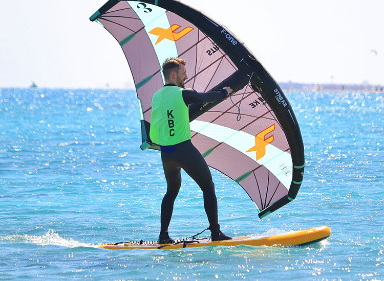 Curso wingfoil iniciantes KBC Ras Soma Escola kite Mar Vermelho Egito desportos aquáticos