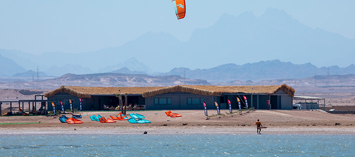 KBC Kitesurf Center Ras Soma strandlocatie met kiteboard uitrusting, Rassoma watersport centrum aan Rode Zee