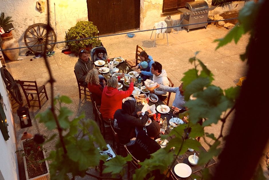 Group dining at KBC Kitesurf Center Sizilien Lo Stagnone courtyard - relaxing after kiteboarding sessions in Sicily