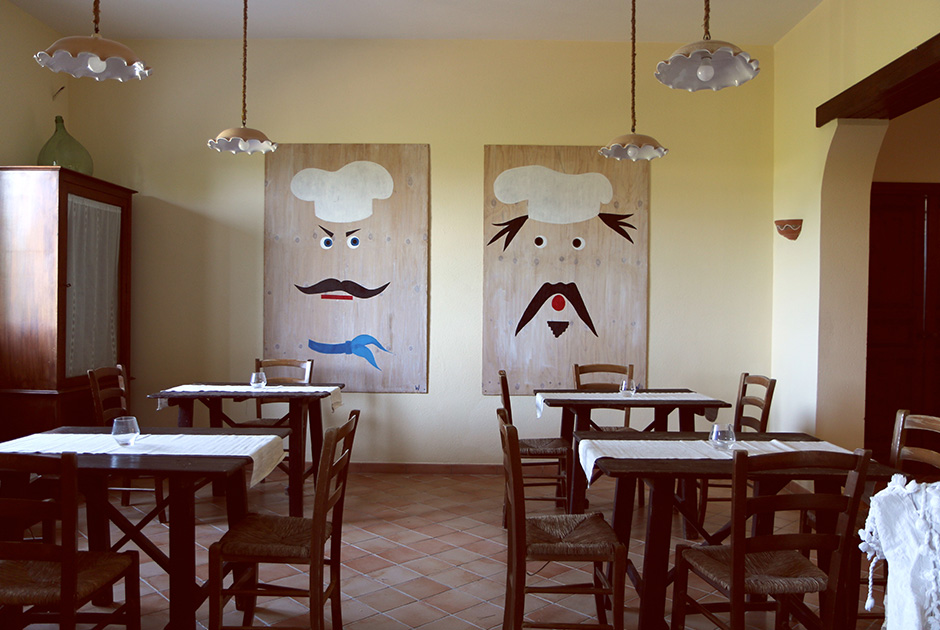 Cozy restaurant with chef wall art near Kiteboarding Club KBC Sizilien Lo Stagnone for kitesurfing travelers