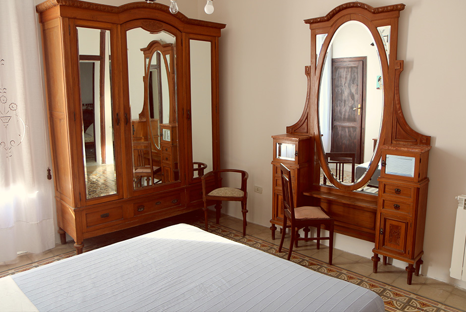 Traditional bedroom with antique wooden furniture at KBC Kitesurf Center Sizilien Lo Stagnone accommodation