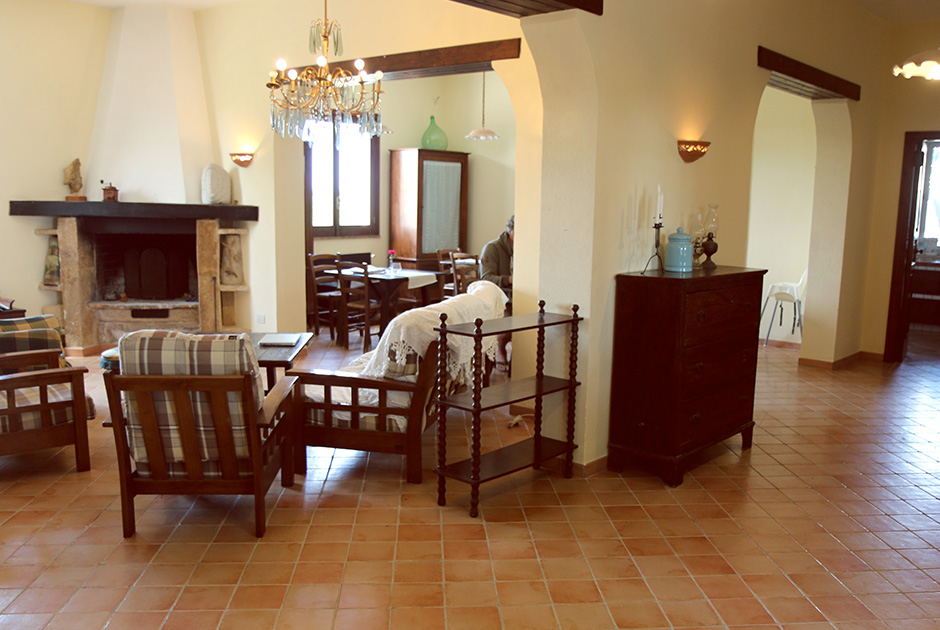 Cozy living area at Kiteboarding Club KBC Sizilien accommodation in Lo Stagnone with rustic decor and fireplace