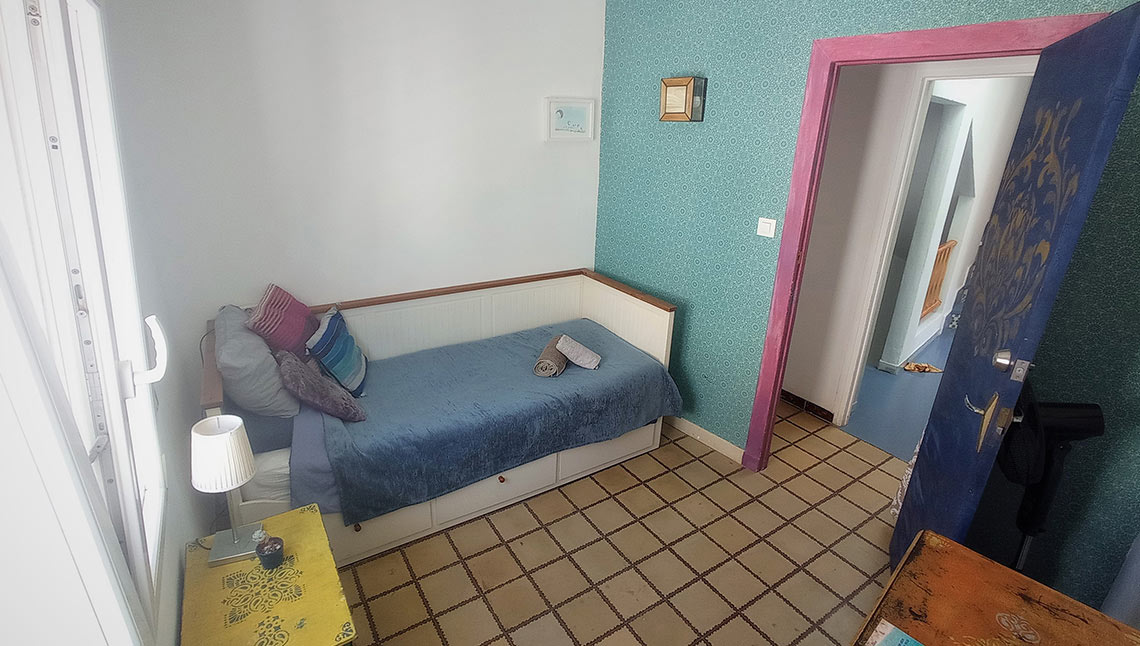 High Flyers Bolonia Zimmer mit Einzelbett und türkiser Wand - Unterkunft für Kitesurfer am KBC Tarifa Kitespot Spanien