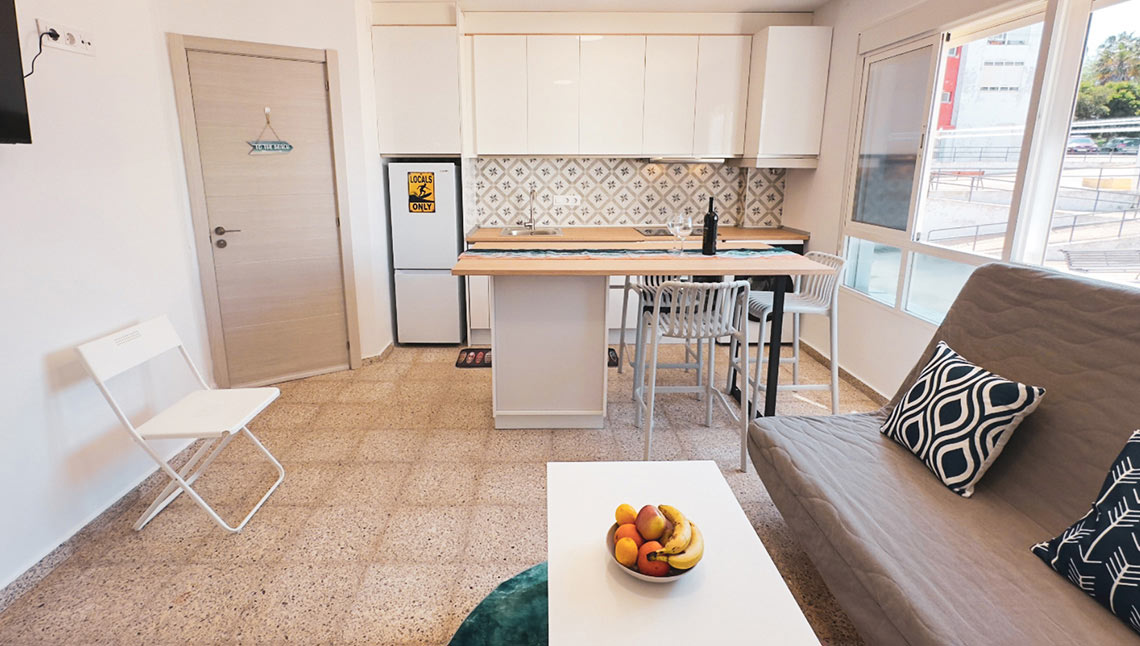 KBC ES Apartment 26 - moderne Kitesurfer Unterkunft in Tarifa mit Küche und Wohnbereich für Wassersport Urlauber