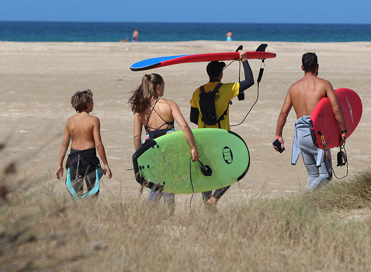 Surfverleih en surfers met kiteboards op strand bij KBC Kitesurf Center Tarifa - watersport in Spanje