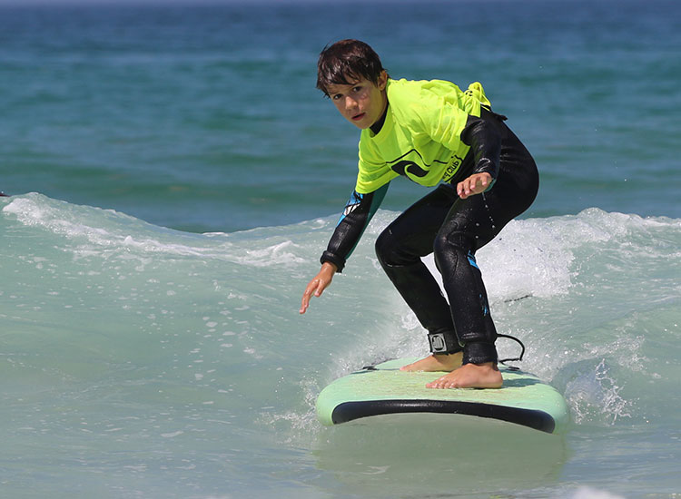 Surfkurs surfles op strandgolven - Kiteboarding Club KBC Tarifa professionele watersport training aan zee