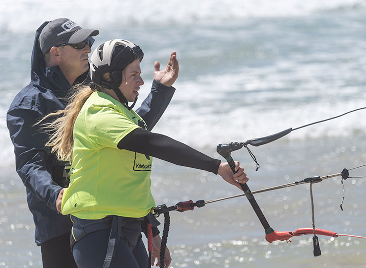 Kite instructeur met studenten op Tarifa kite strand KBC Spanje