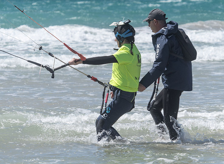 Kitesurf beginner op board bij KBC Tarifa Spanje Kiteboarding