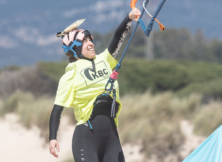 Kitesurfen met helm bij KBC Tarifa Spanje Watersport Veiligheid